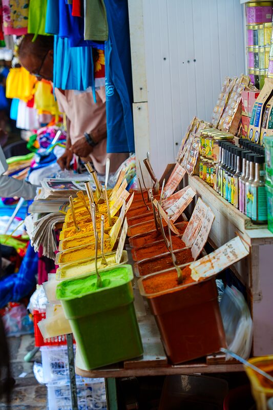 Étale haut en couleur d'un marchand dépices dans le grand marché de Port-Louis, Île Maurice, 2026.